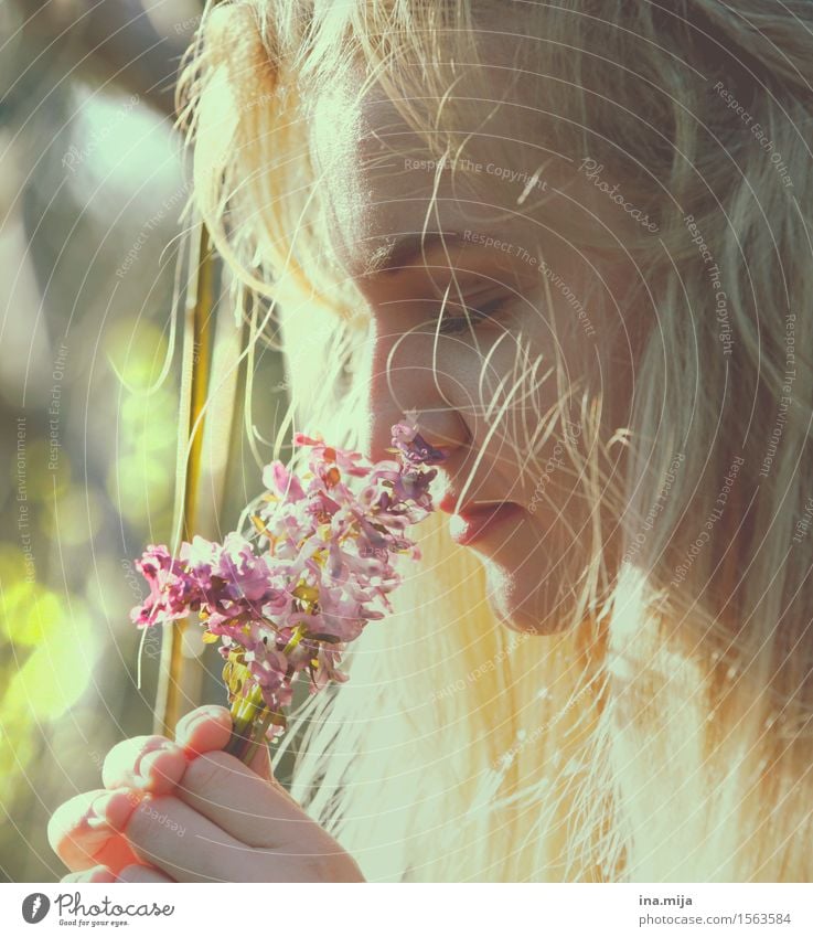 erster Frühlingsduft Mensch feminin Junge Frau Jugendliche Erwachsene Leben Gesicht 1 18-30 Jahre blond langhaarig Duft Erholung Lebensfreude Sinnesorgane
