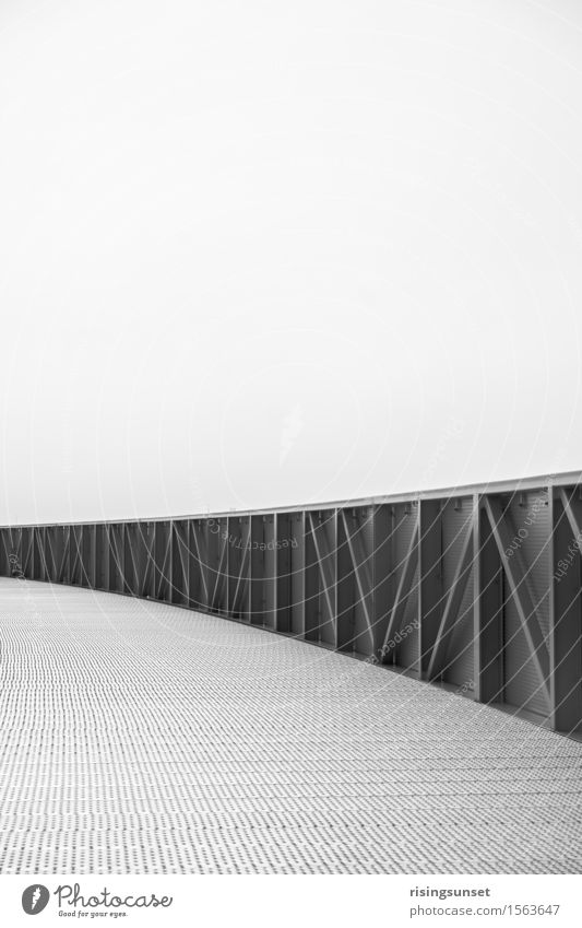 Energieberg Architektur Brücke Metall Stahl gehen laufen wandern ästhetisch kalt modern grau schwarz weiß Gefühle Stimmung Macht Gelassenheit geduldig ruhig