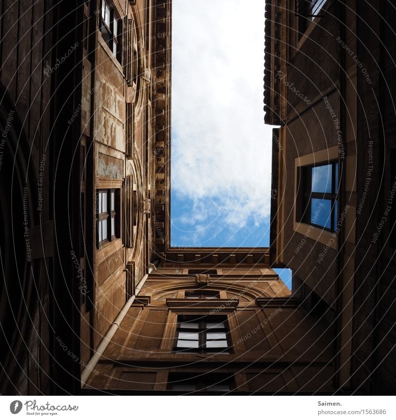 Blick in den Himmel Wolken blauer Himmel Häuser Fenster Fassade Regenrinne Gebäude Bauwerk Architektur alt historisch Europa Stadt Menschenleer Farbfoto