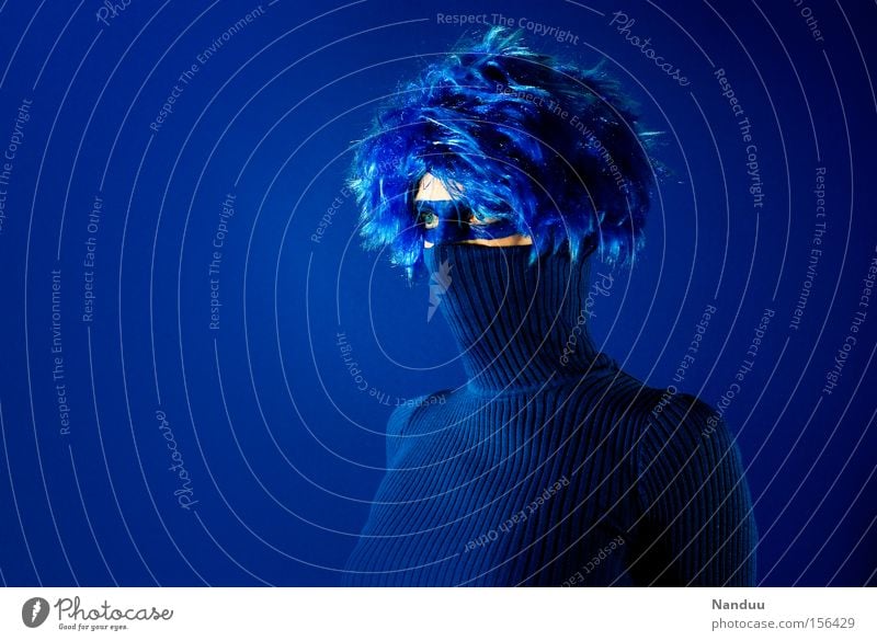 Panzerknacker Mensch Frau blau Augenbinde seltsam skurril Kragen Pullover verstecken anonym Einsamkeit geschlossen Stil verrückt Maske Karnevalskostüm typisch