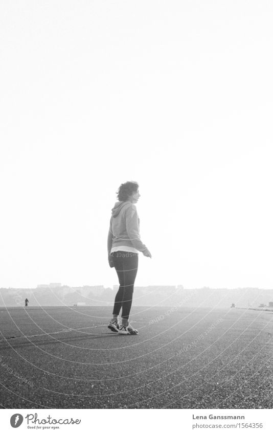 Sportliche Frau macht kurze Pause beim Joggen sportlich Freiheit Sonne Fitness Sport-Training Mensch feminin Erwachsene 1 18-30 Jahre Jugendliche Berlin