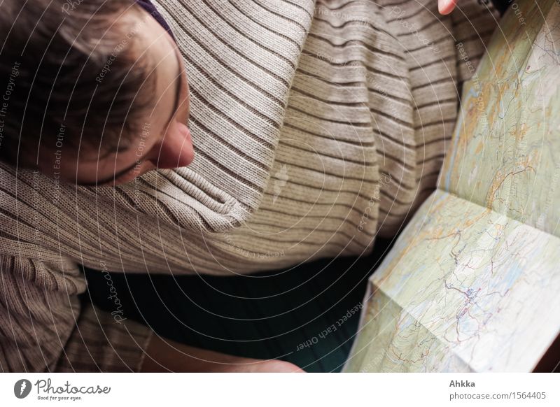 Mann studiert eine Karte Erholung Ferien & Urlaub & Reisen Ausflug Abenteuer Ferne Erwachsene Kopf 1 Mensch Landkarte lesen lernen weiß Verantwortung achtsam