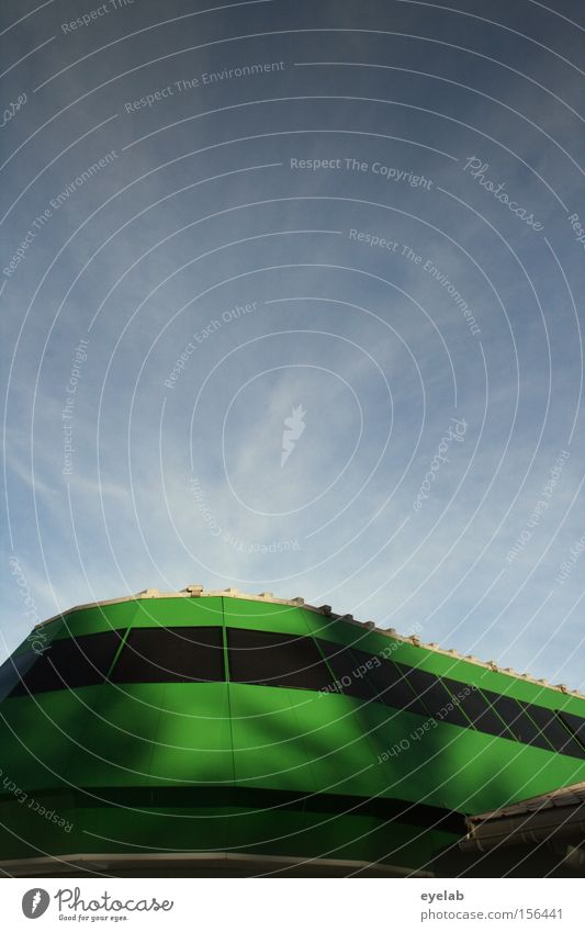 Sie sind gelandet Himmel Wolken Gebäude Haus Skilift UFO Außerirdischer grün Fenster rund Wölbung Schatten modern Elektrisches Gerät Technik & Technologie