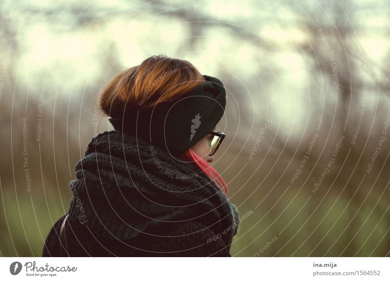 im Grünen Mensch Junge Frau Jugendliche Erwachsene Leben 1 18-30 Jahre Umwelt Natur Frühling Herbst Stoff Schal Brille Stirnband Haare & Frisuren rothaarig
