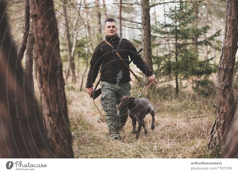 Junger Mann auf der Jagd mit Hund Freizeit & Hobby Ausflug wandern Jäger Mensch maskulin Jugendliche Erwachsene Leben 1 30-45 Jahre Umwelt Natur Landschaft