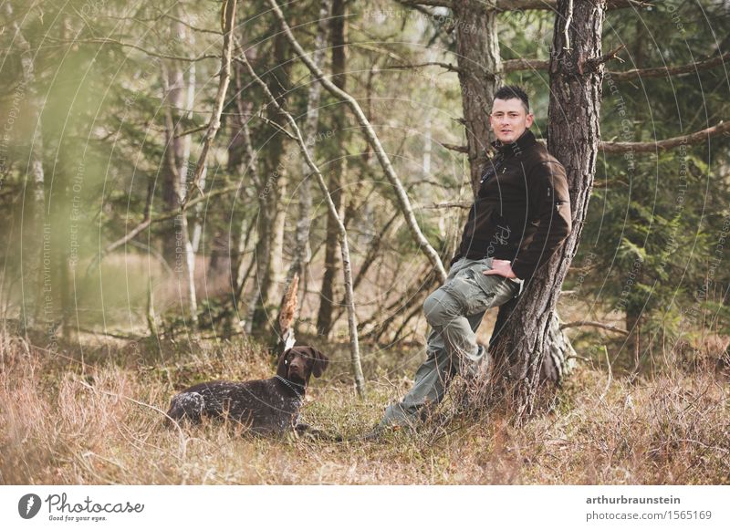 Junger Mann mit Hund im Wald Freizeit & Hobby Jagd Ausflug wandern Spaziergang Förster Jäger Mensch maskulin Jugendliche Erwachsene Leben 1 30-45 Jahre Umwelt