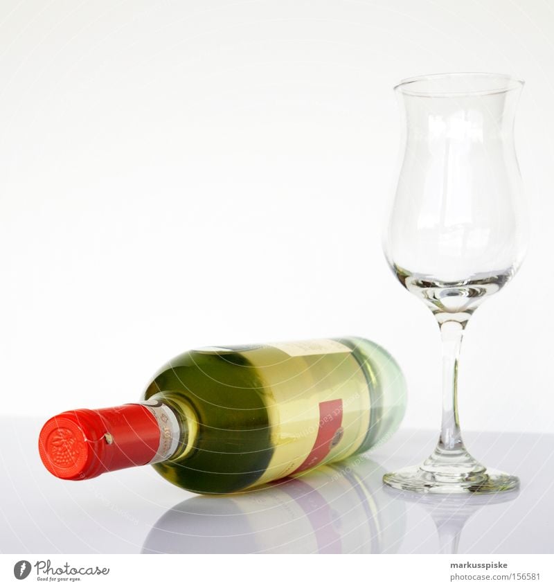 weisswein mit glas Weinflasche Weinglas Stoff Alkohol Feinschmecker Flasche genießen Gastronomie Dekoration & Verzierung Glas clean Suche geniesser