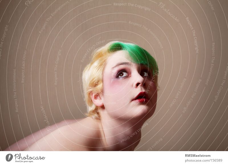 Gewicht auf den Schultern Mensch feminin expressiv blond Porträt Gesicht Kopf Schwäche grünes Haar Schminke