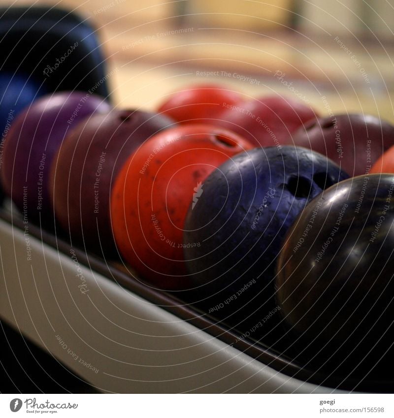 strike Farbfoto mehrfarbig Innenaufnahme Freude Freizeit & Hobby Spielen Sport Sportveranstaltung Kugel Farbe Bowling Bowlingbahn bowlen bowlingcenter