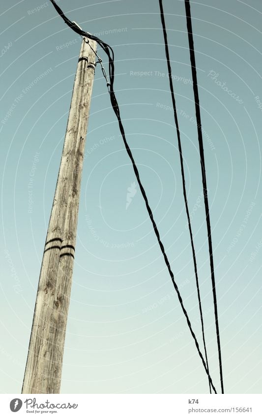 N. Ergy Buchstaben Strommast Hochspannungsleitung Kabel Stahlkabel Elektrizität Holz Telefonmast Fahrleitungsmast Energie Schriftzeichen Luftverkehr