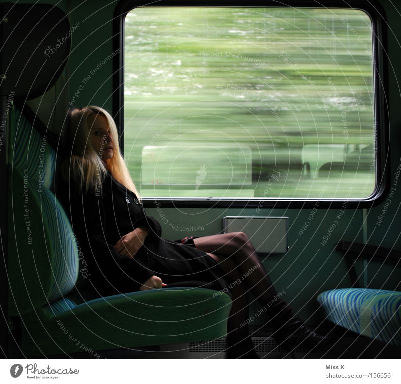 Erwischt Ferien & Urlaub & Reisen Frau Erwachsene Fenster Verkehr Bahnfahren Eisenbahn S-Bahn Zugabteil Kleid blond beobachten träumen warten weinen trist grün