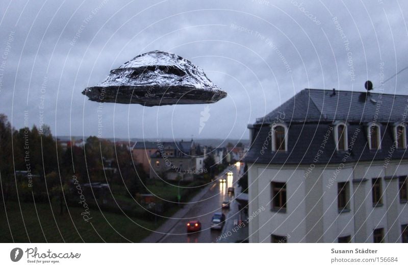 I WANT TO BELIVE UFO Untertasse fliegen Fluggerät anonym Haus dunkel Außerirdischer Angst fremd Stern Planet außerirdisch Metallfolie Tupperware Plastikdose