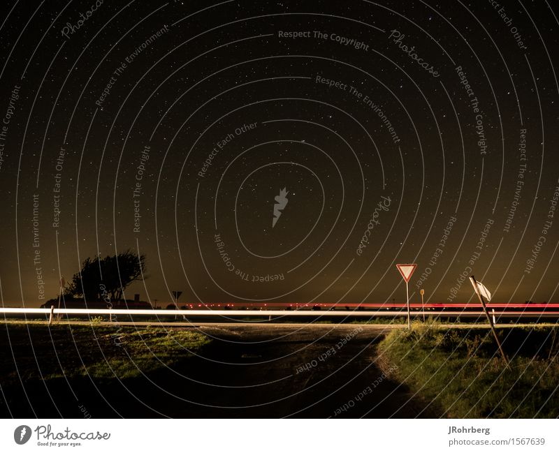 Lichtspur in der Nacht, mit Sternenhimmel Umwelt Landschaft Urelemente Himmel Nachthimmel Feld Dorf Kleinstadt Stadt Stadtrand Menschenleer Verkehr