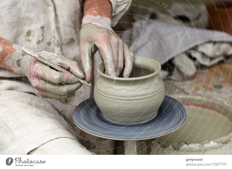 Töpferhände bei der Herstellung eines Topfes im traditionellen Stil. Freizeit & Hobby Arbeit & Erwerbstätigkeit Beruf Mensch Mann Erwachsene Hand 1 18-30 Jahre