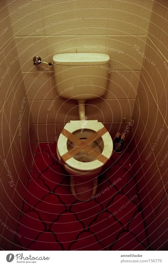 ... und kein Klopapier Kunstlicht Bad alt kaputt Toilette Fliesen u. Kacheln sanitär spülen Toilettenspülung Klebeband Toilettenbürste verfallen Führerhaus