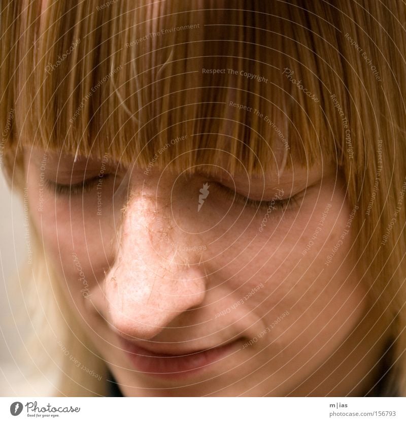 frisch geschnitten. Frau Gesicht Porträt Pony Friseur Haare & Frisuren blond Haare schneiden Beautyfotografie Wellness Erholung Quadrat lachen schön