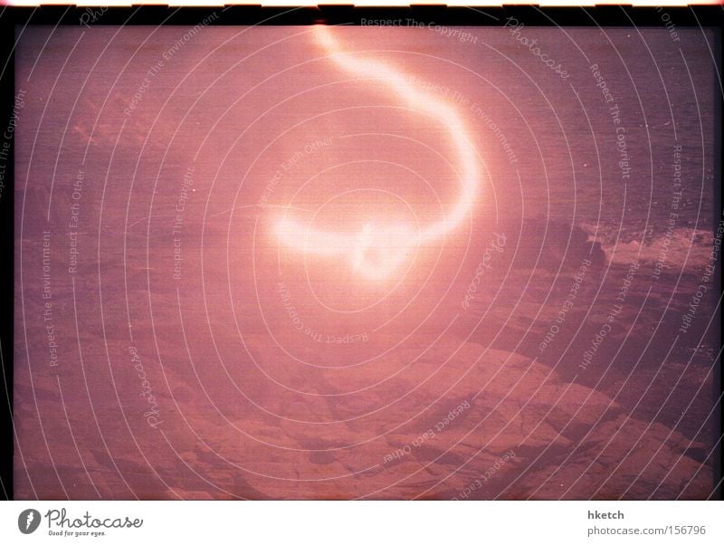 Kugelblitz Sommer Strand Blitze Felsen rosa Doppelbelichtung Nordamerika Pinhole Lochkamera Langzeitbelichtung Wasser Küste Meer Lichterscheinung blitzen