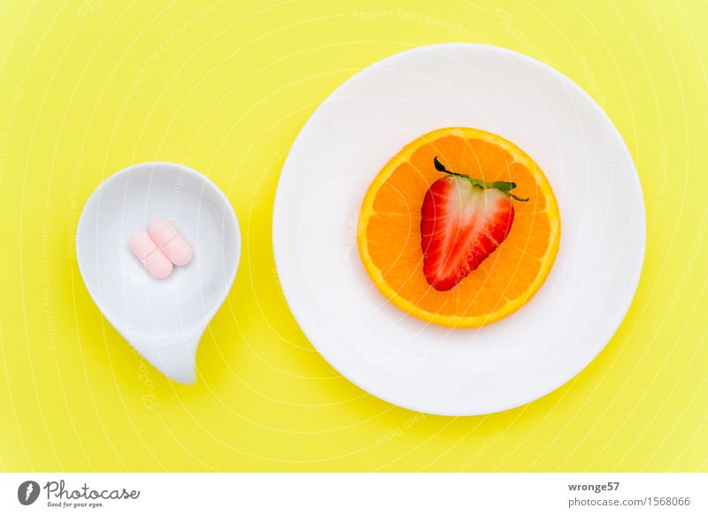 Vitamincocktail IV Lebensmittel Frucht Orange Nahrungsergänzungsmittel Erdbeeren gelb rot weiß Tablette rosa Orangenscheibe Farbfoto mehrfarbig Innenaufnahme