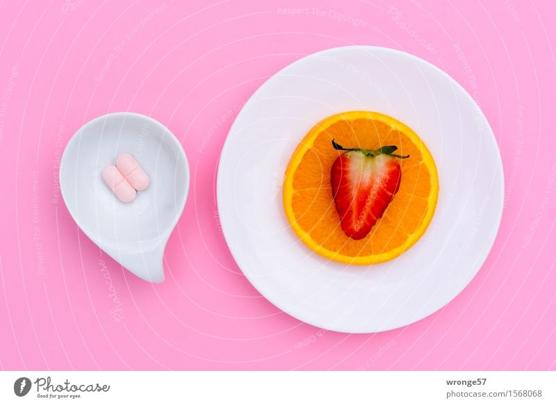 Vitamincocktail V Lebensmittel Frucht Orange Nahrungsergänzungsmittel Erdbeeren rosa rot weiß Tablette Orangenscheibe Schalen & Schüsseln Teller Farbfoto