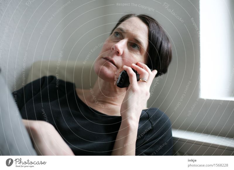 telefonieren Lifestyle Stil Freizeit & Hobby Telefon Funktelefon Telekommunikation Frau Erwachsene Leben Kopf Gesicht Hand 1 Mensch 30-45 Jahre hören