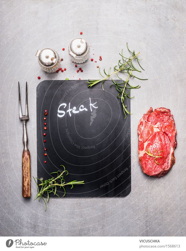 Hintergrund mit Tafel , Steak und Fleischgabel Lebensmittel Kräuter & Gewürze Ernährung Mittagessen Abendessen Festessen Bioprodukte Gabel Stil Design Küche