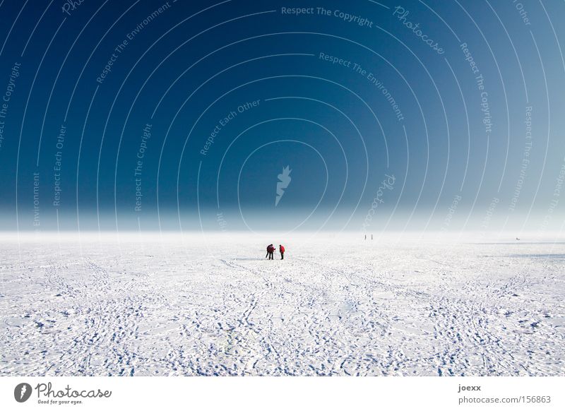 Unendliche Weiten Eis Eisfläche Polarmeer Expedition flach fremd hilflos Himmel Horizont Mensch Planet Schnee Spuren Unendlichkeit Ferne