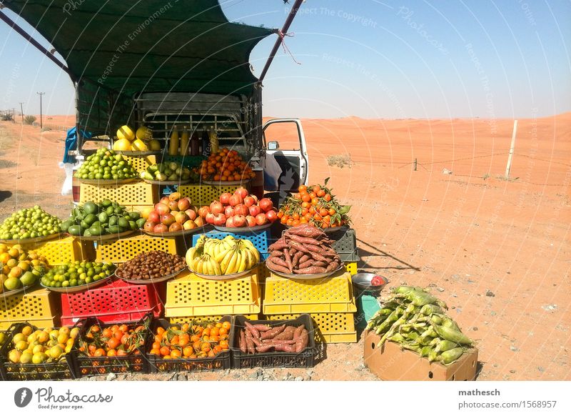 Obststand in der Wüste auf dem Heck eines Pickup Autos Frucht Orange Mango Banane Sand Wolkenloser Himmel frisch Gesundheit heiß lecker verkaufen Farbfoto
