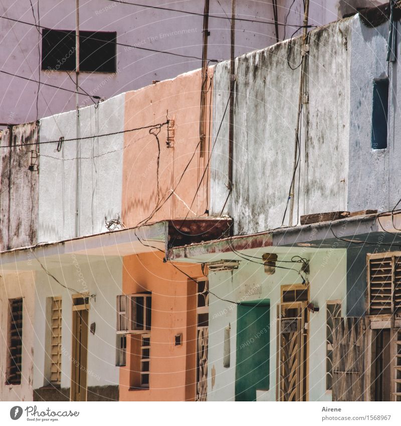 witterungsabhängig schlechtes Wetter Havanna Kuba Fischerdorf Altstadt Menschenleer Haus Fassade Häuserzeile dunkel einfach exotisch trist braun grün orange