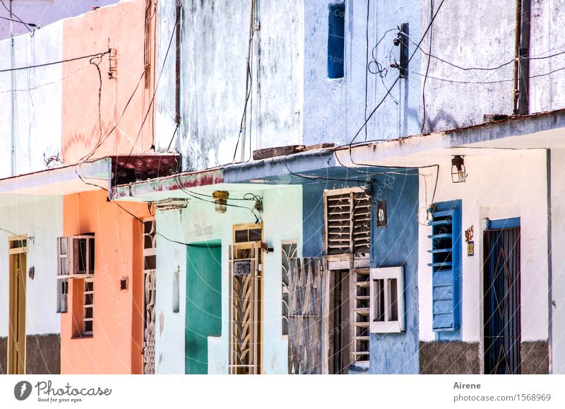 Farbkästen Häusliches Leben Hausbau Renovieren Havanna Kuba Dorf Fischerdorf Häuserzeile Fassade Beton Backstein Rechteck Würfel bauen ästhetisch Freundlichkeit
