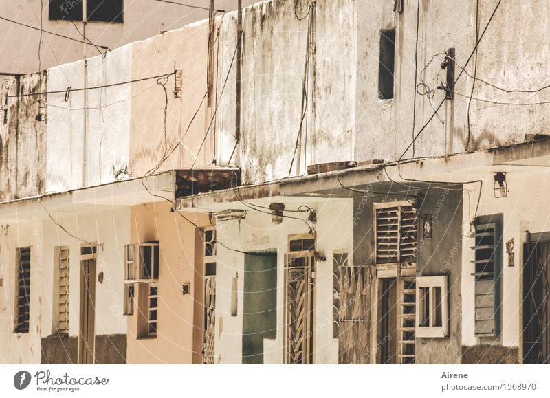 einfallsreich Fischerdorf Dorf Fassade Havanna Kuba Karibik Kleinstadt Haus Mauer Wand Fenster Tür Antenne Kabel Leitung Jalousie Straße Häuserzeile