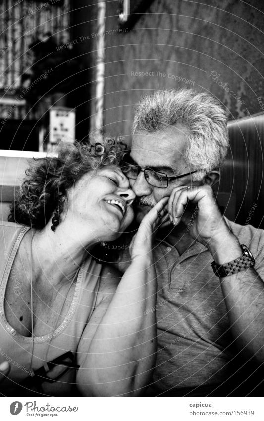 Liebe Paar Lebensmitte Freude Fröhlichkeit Schwarzweißfoto Gefühle Senior Mann & Frau Lächeln Vergnügen Kaukasier Liebespaar