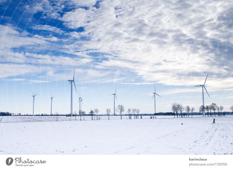 blauer Winterwindmühlenpark Wind Umwelt Kraft Generator Energie Schnee Natur weiß Landschaft Industriefotografie elektrisch kalt Energiewirtschaft Außenaufnahme