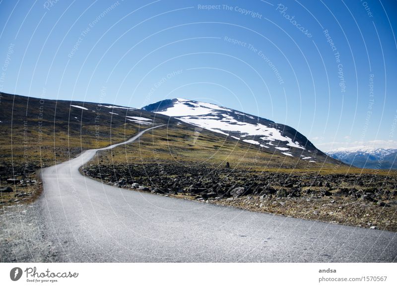 Einsame Straße in Norwegen in den Bergen leer menschenleer Berge u. Gebirge kein Auto nichts los Schnee Fels Steine Natur Landschaft Skandinavien