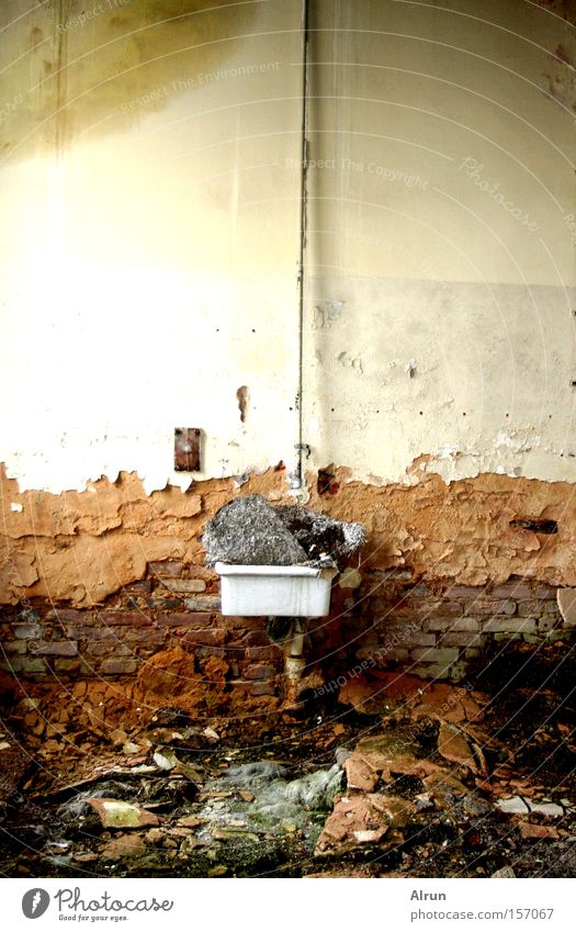 Schichten welche berichten Waschbecken Putz Stein alt Bad Renovieren Müll Raum verfallen Architektur Schichtarbeit
