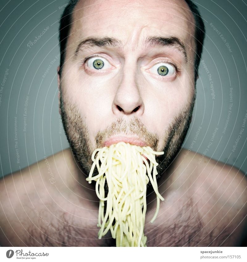 Zum Kotzen Spaghetti Nudeln Mann Porträt Ernährung Erbrechen flau Übelkeit lecker Appetit & Hunger Freude Alkoholisiert Essen