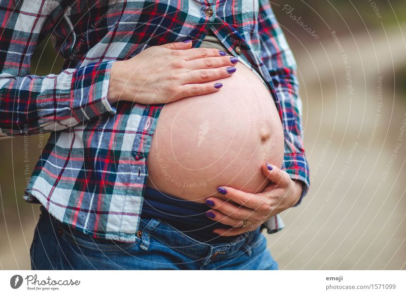 Babybauch feminin Frau Erwachsene Mutter Bauch 1 Mensch 18-30 Jahre Jugendliche rund schwanger Farbfoto Außenaufnahme Detailaufnahme Tag Schwache Tiefenschärfe