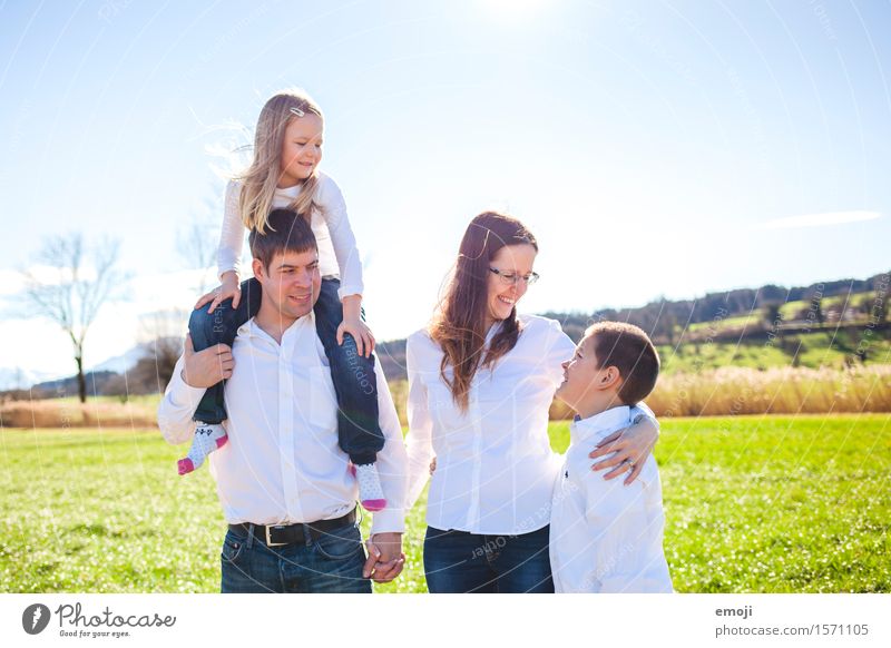 glückliche Familie lachen draussen Natur Mensch maskulin feminin Familie & Verwandtschaft Erwachsene 4 Fröhlichkeit Zusammensein Glück Familienglück