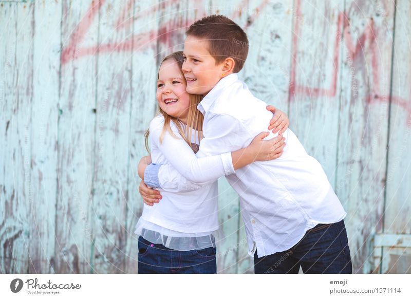Kids Mädchen Junge Geschwister Kindheit 2 Mensch 8-13 Jahre Fröhlichkeit Zusammensein Glück geschwisterliebe lachen Umarmen Farbfoto Außenaufnahme