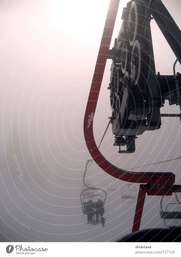 ...give me a lift! Sesselbahn Technik & Technologie Wolken Mensch Maschine Alpen Berge u. Gebirge Skigebiet Kleiderbügel Gegenlicht Nebel Winter Rolle
