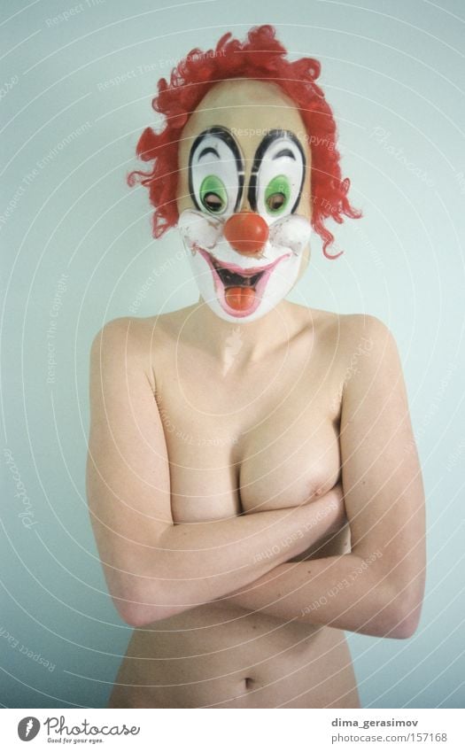 Morgendliches Lächeln hell Frau nackt rein Freiheit Freude Maske Mundschutz Clown Akt Schlafzimmer Erholung Vergnügen Karneval Innenaufnahme Jugendliche