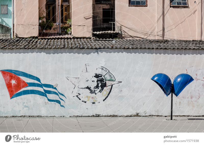 Cuba Havanna Kuba Hauptstadt Hafenstadt Stadtzentrum Altstadt Haus Mauer Wand Fassade Zeichen Schriftzeichen trashig blau rot Wandmalereien Telefonzelle Fahne