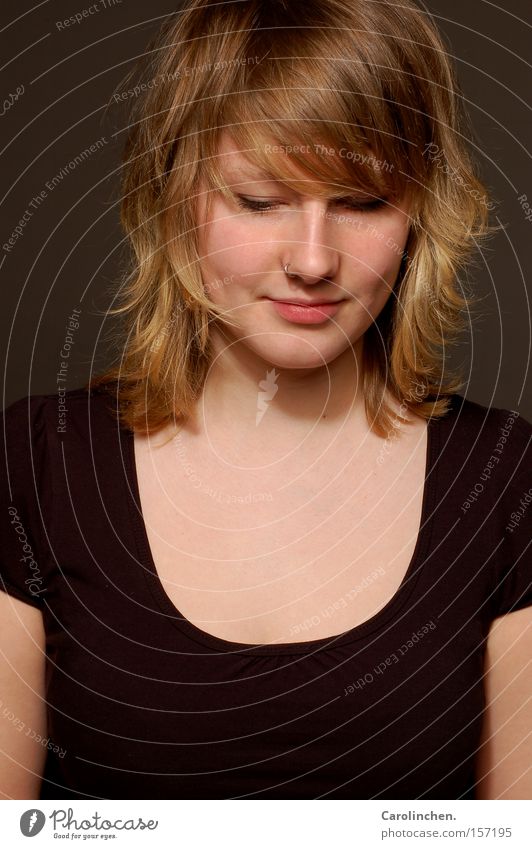 schüchtern? Frau Erwachsene T-Shirt blond lachen süß grau schwarz Schüchternheit strubbelig Porträt