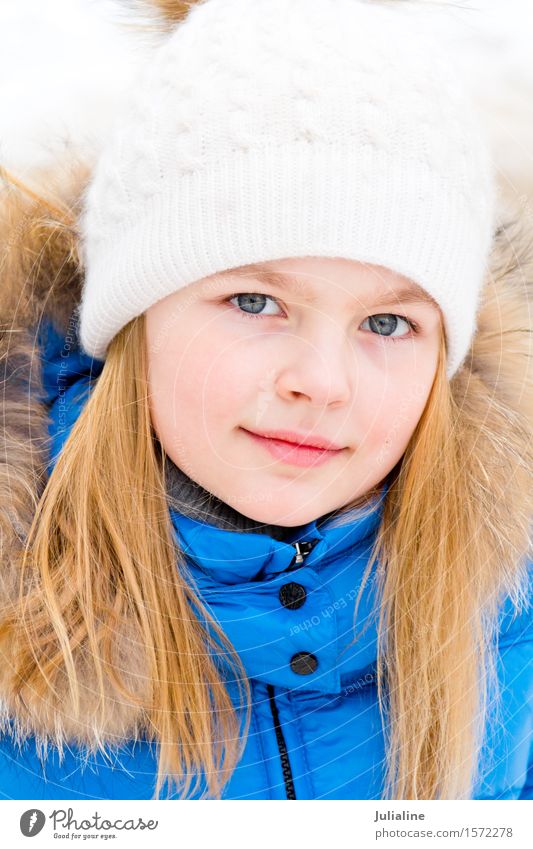 Nettes Mädchen mit blauen Augen im weißen Hut Winter Kind Kindheit 8-13 Jahre Herbst blond fünf sechs 7 acht Vorschulkind fallen Kaukasier Europäer Ausdruck