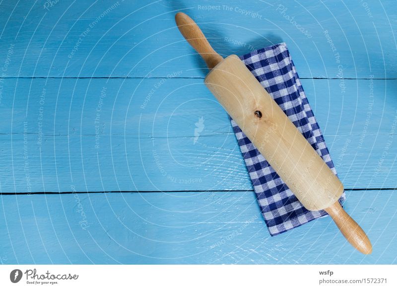 Nudelholz und Geschirrtuch auf blauem Holzhintergrund Küche Restaurant Gastronomie alt weiß Nudelwalker Rollholz Teigwalze Backrolle Küchenhandtücher Kochtuch