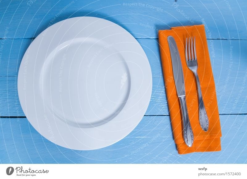 Besteck und Teller auf blauem Holzhintergrund Gabel Küche Restaurant Gastronomie alt Leer Serviette Messer Holzbrett Orange Holztisch Holzschild Brett Bretter