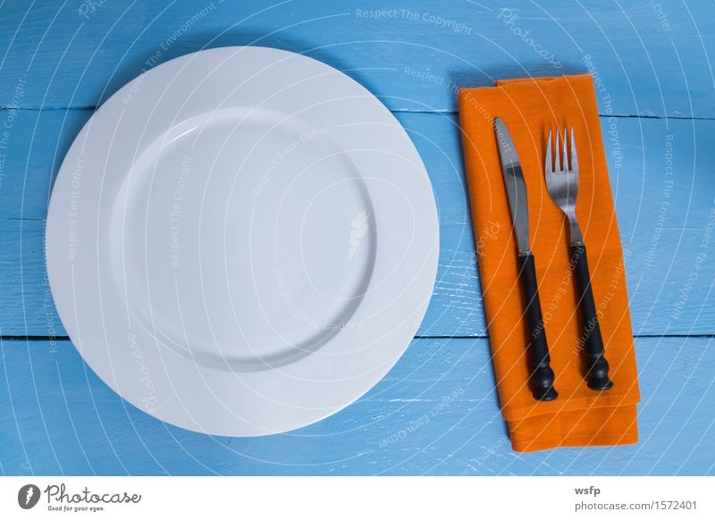 Besteck und Teller auf blauem Holzhintergrund Gabel Küche Restaurant Gastronomie alt Leer Serviette Messer Holzbrett Orange Holztisch Holzschild Brett Bretter