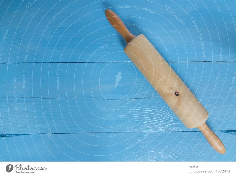 Nudelholz auf blauem Holz als Hintergrund Gastronomie alt Nudelwalker Rollholz Teigwalze Backrolle Holzbrett Holztisch rustikal Textfreiraum altehrwürdig