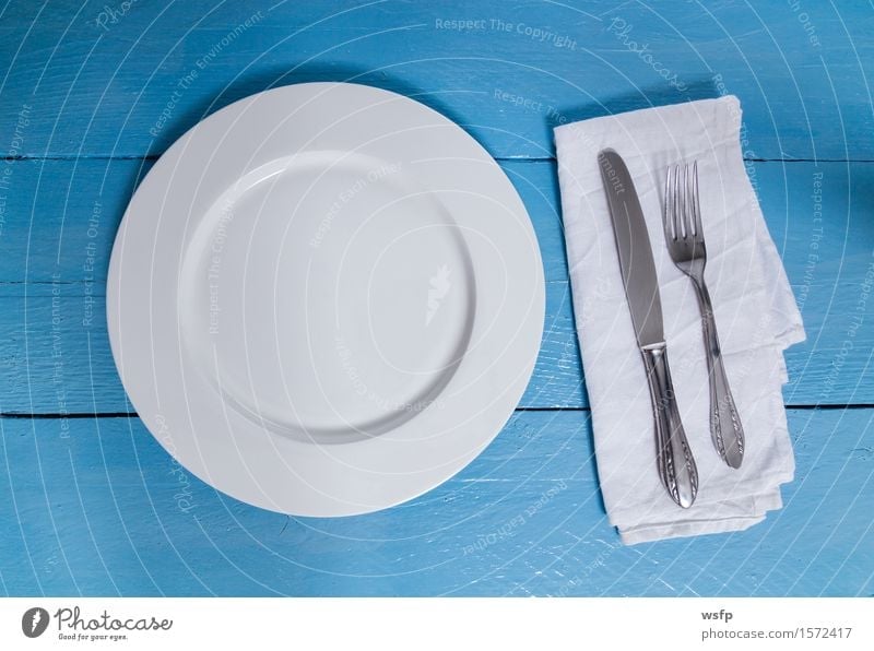 Besteck und Teller auf blauem Holzhintergrund Gabel Küche Restaurant Gastronomie alt weiß Leer Serviette Messer Holzbrett Holztisch Holzschild Brett Bretter