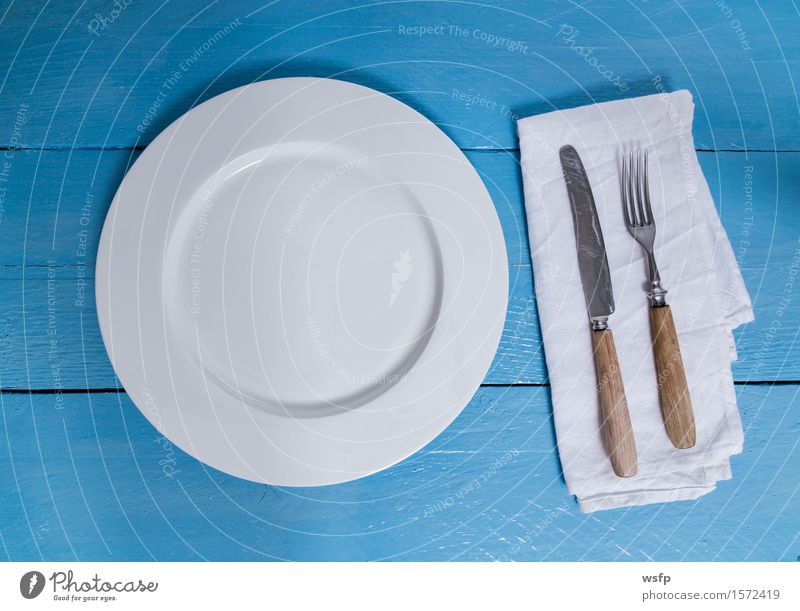 Besteck und Teller auf blauem Holzhintergrund Gabel Küche Restaurant Gastronomie alt weiß Leer Serviette Messer Holzbrett Holztisch Holzschild Brett Bretter