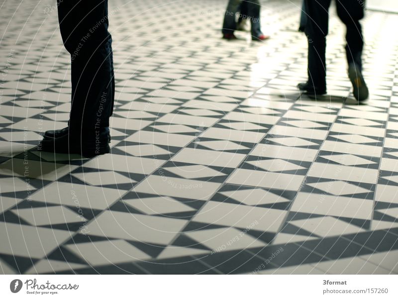Wartehalle Bodenbelag Fliesen u. Kacheln Mosaik Muster Raster Beine Mensch warten stehen
